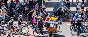 Mehrere Tausend Fahrradfahrer protestieren mit einer Fahrraddemonstration gegen die Verkehrspolitik des Berliner Senats.