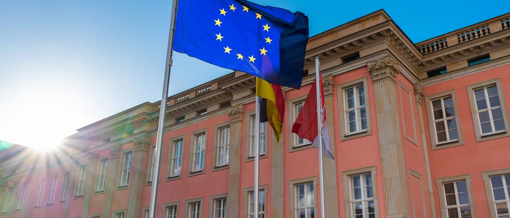Die Europafahne weht vor dem Brandenburger Landtag.