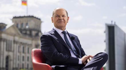 Bundeskanzler Olaf Scholz (SPD) während des ARD-Sommerinterviews vor der Kulisse des Reichstags.