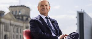 Bundeskanzler Olaf Scholz (SPD) während des ARD-Sommerinterviews vor der Kulisse des Reichstags.