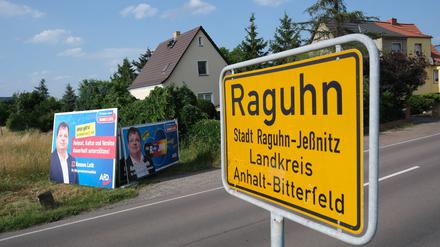 Ortseingangsschild von Raguhn mit AfD-Wahlwerbung.