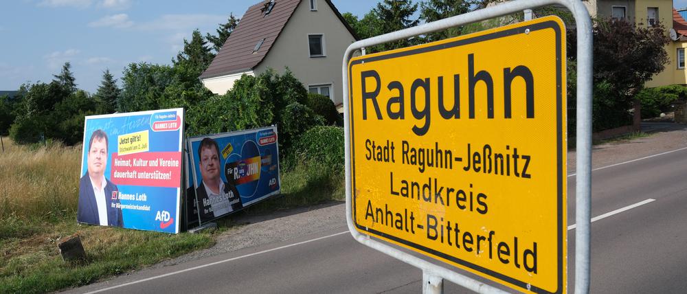 Ortseingangsschild von Raguhn mit AfD-Wahlwerbung.