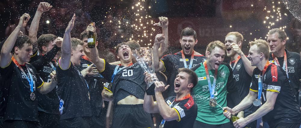 Hemmungslos - die deutschen Handballer hatten allen Grund zum Feiern