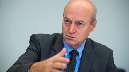 Gerhard Schindler, damals Präsident des Bundesnachrichtendienstes (BND), sitzt in einem Besprechungsraum im Leitungsgebäude des BND in Berlin.  