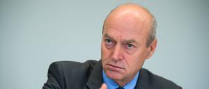 Gerhard Schindler, damals Präsident des Bundesnachrichtendienstes (BND), sitzt in einem Besprechungsraum im Leitungsgebäude des BND in Berlin.  