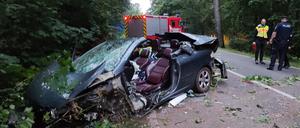 Ein 38-jähriger Mann ist mit einem Auto bei Schönberg (Landkreis Ostprignitz-Ruppin) nahe Neuruppin gegen einen Baum geprallt und tödlich verletzt worden. 