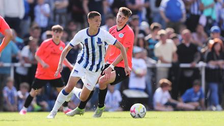 Bence Dardai (vorne) am Sonntag gegen Eintracht Stahnsdorf bei seinem Debüt für die Profielf von Hertha BSC.