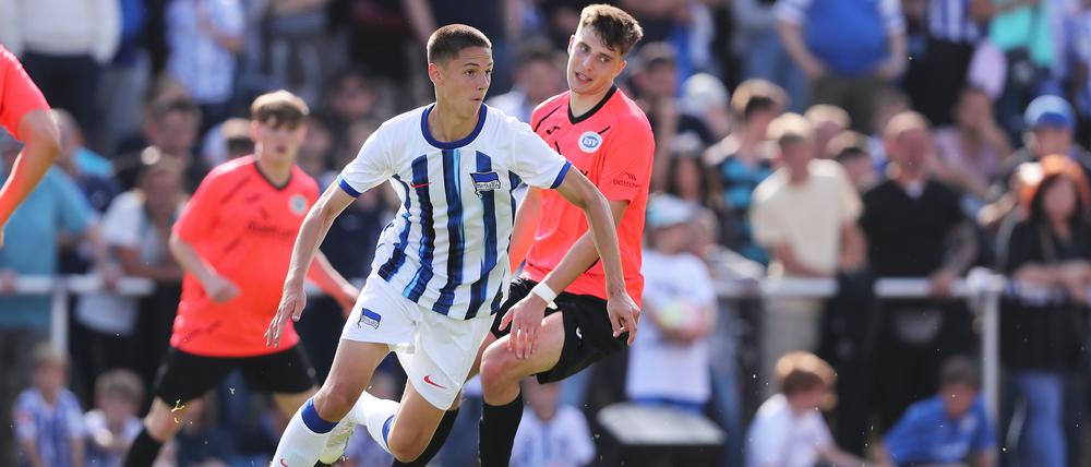 Bence Dardai (vorne) am Sonntag gegen Eintracht Stahnsdorf bei seinem Debüt für die Profielf von Hertha BSC.