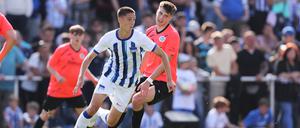 Bence Dardai (vorne) am Sonntag gegen Eintracht Stahnsdorf bei seinem Debüt für die Profielf von Hertha BSC.