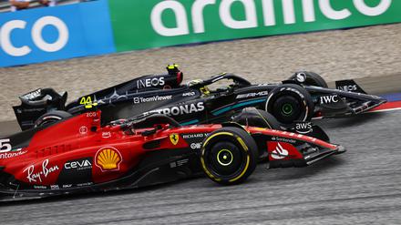 Lewis Hamilton (hinten) und Carlos Sainz wurde beide nachträglich bestraft.