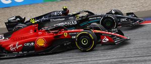 Lewis Hamilton (hinten) und Carlos Sainz wurde beide nachträglich bestraft.