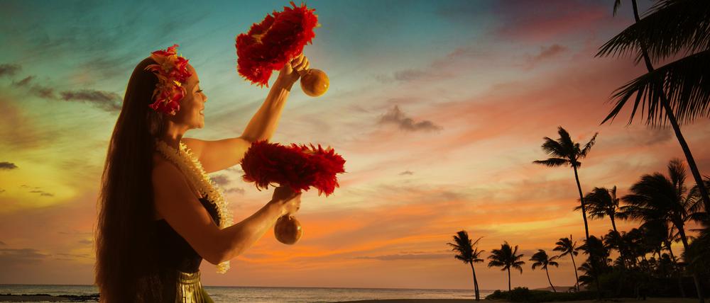 Aloha! Eine Hula-Tänzerin auf Hawaii. Ach, läge Maui doch um die Ecke. Doch zumindest gedanklich lässt es sich auch in Berlin dorthin reisen.