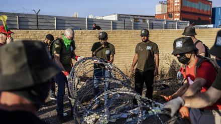 Israelische Aktivisten der Gruppe «Brothers in Arms» blockieren das Tor des Hafens von Haifa während einer Protestaktion gegen die israelische Regierung. 