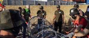 Israelische Aktivisten der Gruppe «Brothers in Arms» blockieren das Tor des Hafens von Haifa während einer Protestaktion gegen die israelische Regierung.
