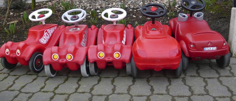 Bildnummer: 54005852  Datum: 06.01.2010  Copyright: imago/blickwinkel
Bobbycars stehen in einer Reihe, Kinderpause.