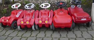 Bildnummer: 54005852  Datum: 06.01.2010  Copyright: imago/blickwinkel
Bobbycars stehen in einer Reihe, Kinderpause.