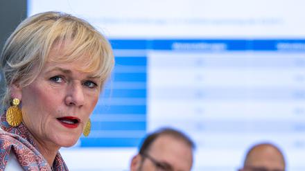 Simone Oldenburg (Die Linke), Bildungsministerin von Mecklenburg-Vorpommern, informiert bei einem Pressegespräch über die Ergebnisse der Abiturprüfungen in Mecklenburg-Vorpommern. 