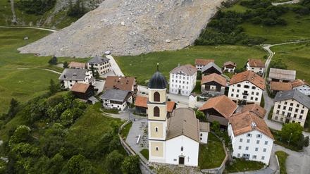 Stopp am Dorfrand. Der Strom von Fels und Geröll verfehlte das Dorf nur knapp.
