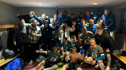 Der SV Adler hat als Meister den Aufstieg in die Fußball-Bezirksliga geschafft.