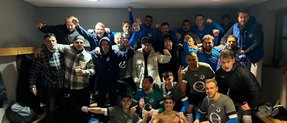 Der SV Adler hat als Meister den Aufstieg in die Fußball-Bezirksliga geschafft.