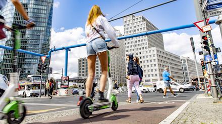 E-Scooter am Potsdamer Platz in Mitte. Viele Vermieter bieten ihre Roller nun in den Innenstadtbezirken an.