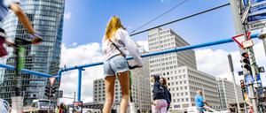 E-Scooter am Potsdamer Platz in Mitte. Viele Vermieter bieten ihre Roller nun in den Innenstadtbezirken an.