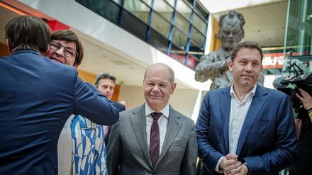 Saskia Esken (l-r), SPD-Bundesvorsitzende, Bundeskanzler Olaf Scholz (SPD) und Lars Klingbeil, SPD-Bundesvorsitzender, nehmen an der Feier der SPD für ihr 160-jähriges Bestehen teil. 