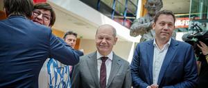 Saskia Esken (l-r), SPD-Bundesvorsitzende, Bundeskanzler Olaf Scholz (SPD) und Lars Klingbeil, SPD-Bundesvorsitzender, nehmen an der Feier der SPD für ihr 160-jähriges Bestehen teil. 