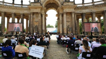 Abschlussveranstaltung der Universität Potsdam vor den Kolonnaden am Neuen Palais.