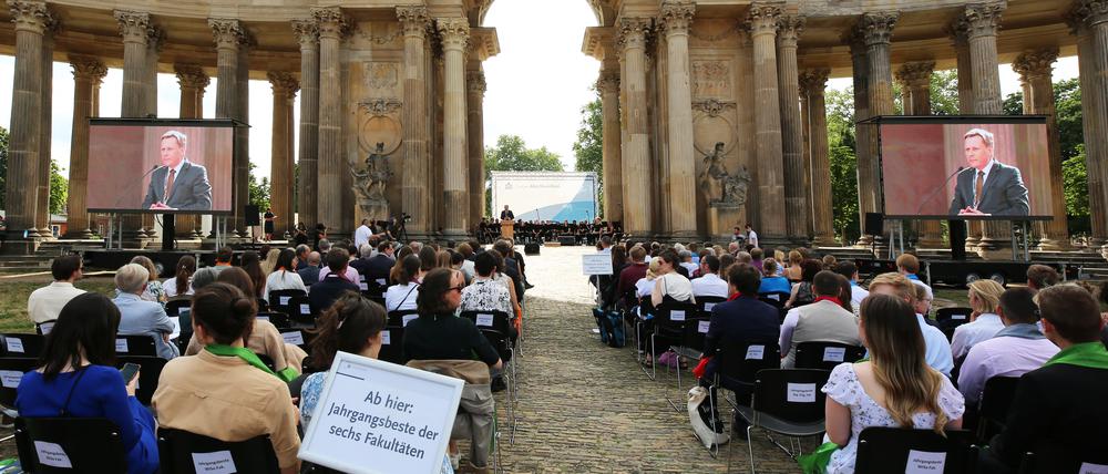 Abschlussveranstaltung der Universität Potsdam vor den Kolonnaden am Neuen Palais.