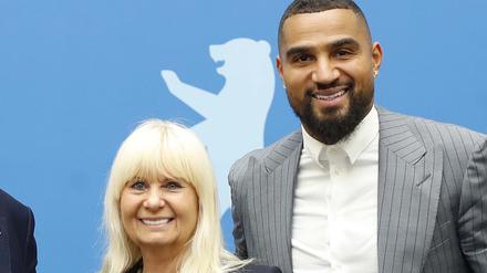 Moritz van Dülmen, Kai Wegner, Iris Spranger und Kevin-Prince Boateng (v.l.n.r.) präsentieren die Pläne für die Fanmeile.
