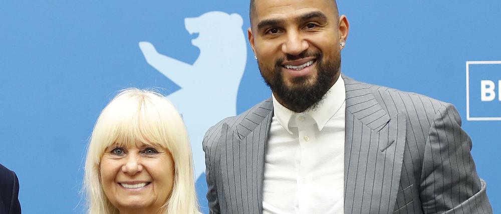 Moritz van Dülmen, Kai Wegner, Iris Spranger und Kevin-Prince Boateng (v.l.n.r.) präsentieren die Pläne für die Fanmeile.