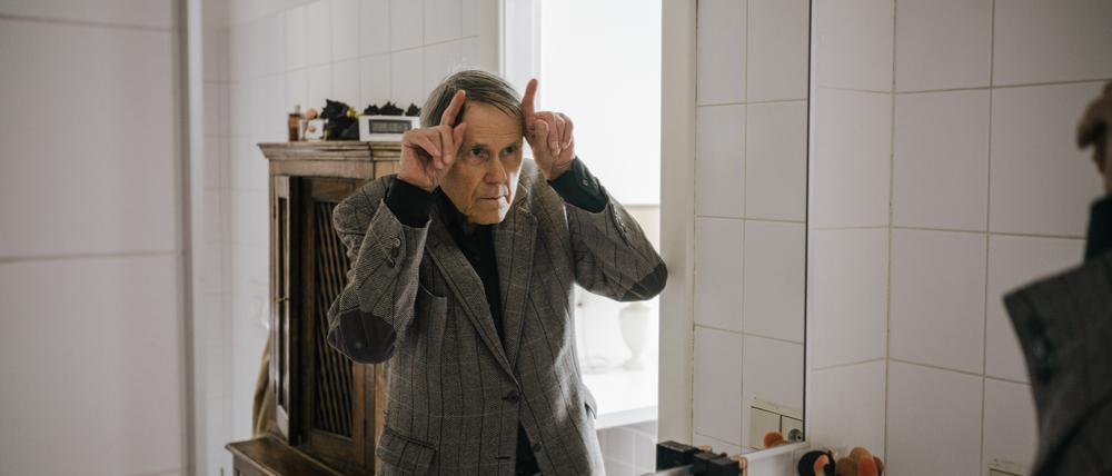Der Berliner Schriftsteller Hartmut Lange im Juni 2023 in seiner Charlottenburger Wohnung.