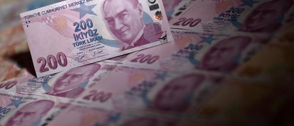 Türkische Banknoten: Die Lira liegt auf einem neuen Rekordtief zum Dollar.