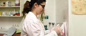 Eine Schülerin der Werkstufe im Physiklabor.