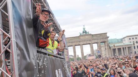 Victory-Zeichen. 2022 zog Dr. Motte bei „Rave the Planet“ durch Berlin. In diesem Jahr ist das nicht so sicher.