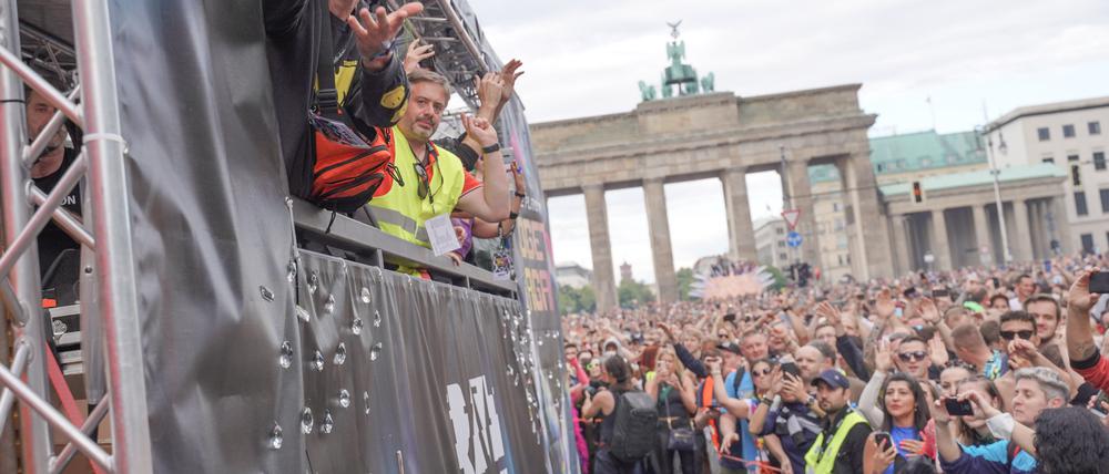 Victory-Zeichen. 2022 zog Dr. Motte bei „Rave the Planet“ durch Berlin. In diesem Jahr ist das nicht so sicher.