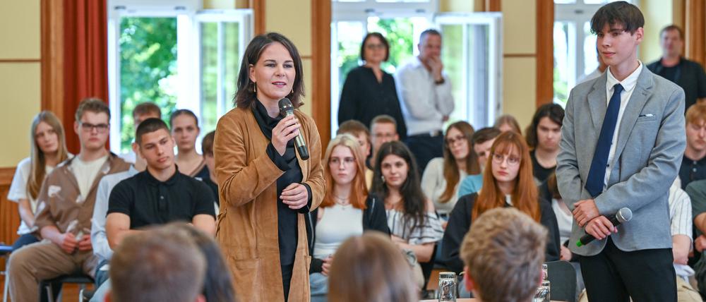 Annalena Baerbock, Außenministerin, ist in ihrer Funktion als Brandenburger Grünen-Bundestagsabgeordnete an der Gesamtschule 3 mit gymnasialer Oberstufe und spricht mit Schülern. 