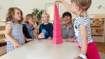 Monica Alonso (2.v.r), spanische Erzieherin baut zusammen mit Mareike Müller (2.v.l.), Leiterin der Kita und Kindern einer Turm. Eine Kita in Lüneburg fand so lange keine Erzieherin, bis sie eine Pädagogin aus Venezuela eingestellt hat. Obwohl diese kein Wort Deutsch spricht.
