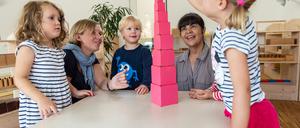 Monica Alonso (2.v.r), spanische Erzieherin baut zusammen mit Mareike Müller (2.v.l.), Leiterin der Kita und Kindern einer Turm. Eine Kita in Lüneburg fand so lange keine Erzieherin, bis sie eine Pädagogin aus Venezuela eingestellt hat. Obwohl diese kein Wort Deutsch spricht.