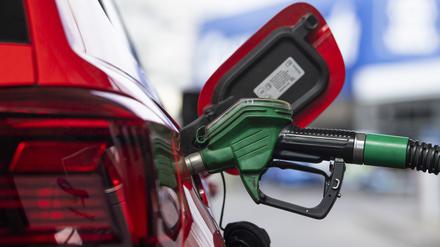 Ein Auto wird an einer Tankstelle betankt.