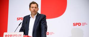 Lars Klingbeil, Vorsitzender der SPD, äußert sich bei einer Pressekonferenz nach den Gremiensitzungen der Partei im Willy-Brandt-Haus zu aktuellen Themen. 