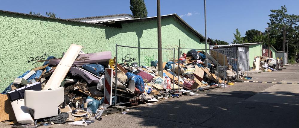Vor dem Grundstück in der Moosstraße 56-58 in Berlin-Niederschöneweide stapelt sich der Müll