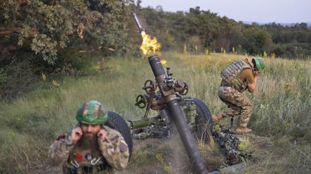 Ukrainische Soldaten der 3. Sturmbrigade feuern eine 122-mm-Haubitze auf russische Stellungen an der Frontlinie in der Nähe von Bachmut.