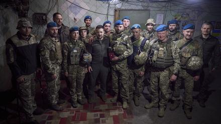 Selenskyj posiert mit Soldaten. 