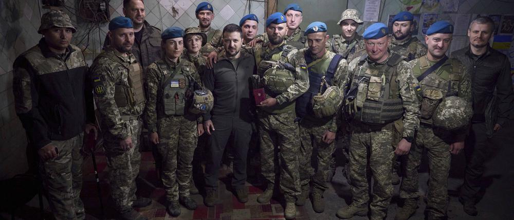 Selenskyj posiert mit Soldaten. 