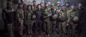 Selenskyj posiert mit Soldaten. 