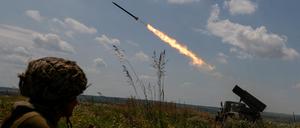 Ukrainische Soldaten feuern ein BM-21 Grad Mehrfachraketen-System in Richtung russischer Truppen in der Region Saporischschja (Symbolbild).