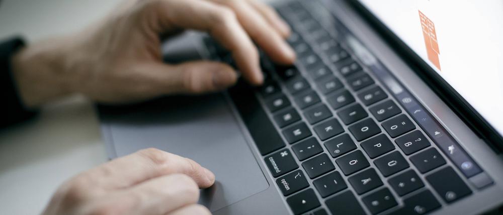 Ein Mann tippt in Berlin mit seinen Händen auf einer Tastatur Mac in Berlin. (Symbolbild)