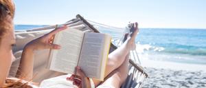 Zeit am Strand ist oft auch Zeit für ein Buch. 